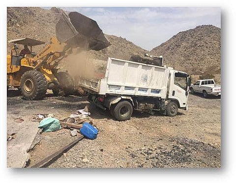 بلدية "بريمان جدة" تحبط تعديات على أرض حكومية وتتلف 30 طن مواد غذائية