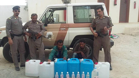بالصور.. شرطة عفراء تطيح بمروجي خمور من جنسية إفريقية
