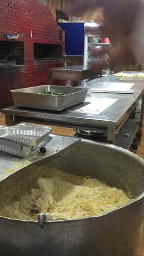 بالفيديو.. مطعم شهير يثير غضب مواطن مسافر بعد توقفه في "وادي الدواسر"