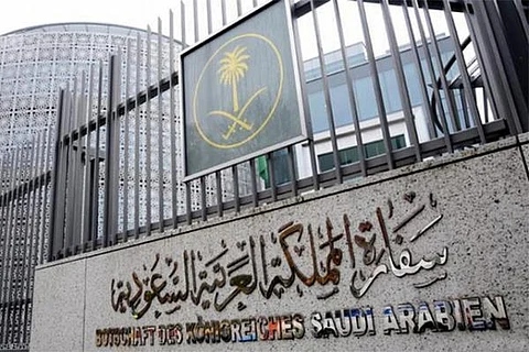 سفارة المملكة بإيطاليا: افتحوا أنوار سياراتكم نهاراً