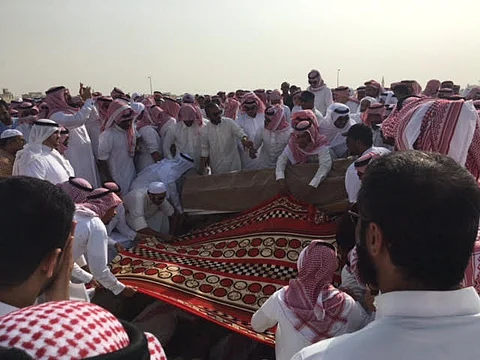 شاهد.. الجموع الغفيرة تودع "يتيمة الأحساء" بعد تداول قصتها بمواقع التواصل