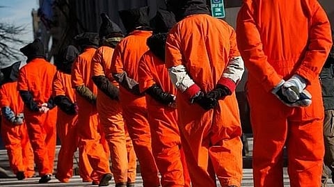 الهلال الأحمر السعودي يمكن عائلة يمنية من رؤية ابنهم بعد أكثر من 15 عاماً