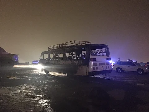 عمال شركة ابن لادن يحرقون "بركسَيْن وباصَيْن" في مقر سكنهم احتجاجًا على تأخُّر صرف رواتبهم