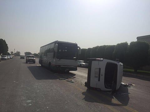 إصابة 11 شخصاً إثر انقلاب حافلة بالصناعية الثانية في الدمام