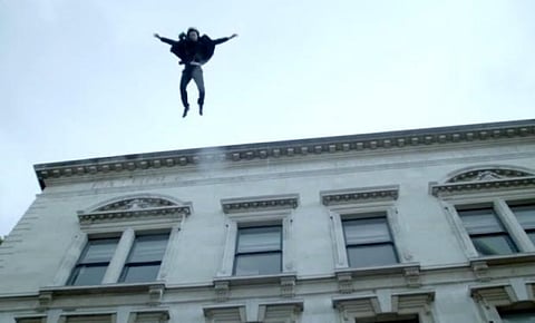 خلاف بين حدث وعشريني ينتهي بدفع أحدهما للآخر من الطابق الرابع بالقطيف