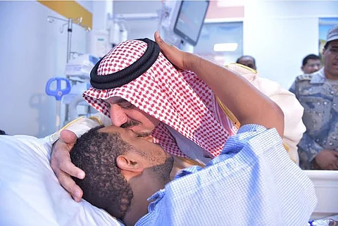 أمير نجران ينقل تعازي القيادة لأسر الشهداء مثمناً تضحياتهم