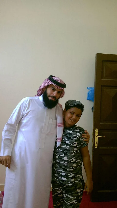 "الحماية الاجتماعية بمكة" تتوصل للطفل المقيد بالسلاسل وتؤكد سلامته