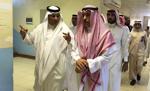 مدير جامعة جازان يعد بإصلاح سقف كلية إدارة الأعمال