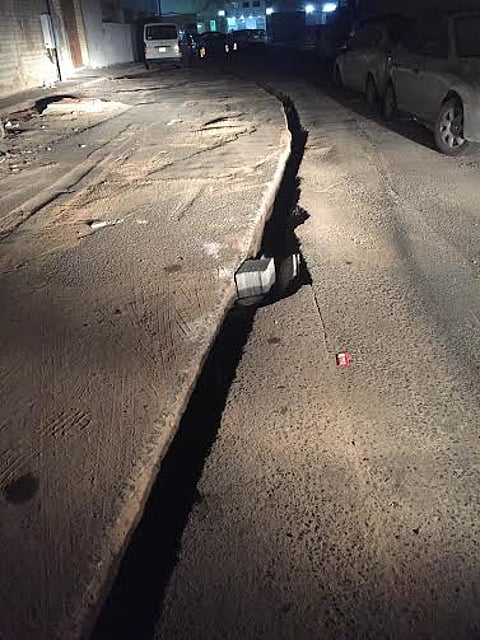 "مرور جدة" يحول الحركة بشارع أتلفته شركة خدمات بحي الفيصلية