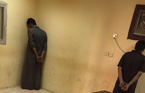 ضبط شابين يخدعان ضحاياهما بـ "توصيلة للمسجد" ويسلبونهما تحت تهديد السلاح