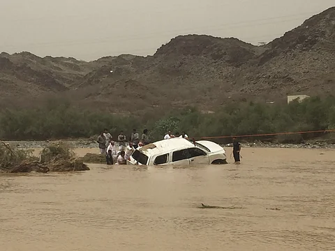 مشاهد مأساوية من غرق أم وابنتها بوادي قنونا الذي يحتاج إلـى ٤ كبارٍ