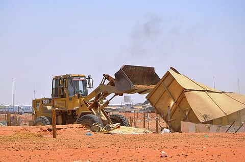بالصور.. "أمانة الرياض" تزيل سوق الإبل العشوائية في الجنادرية