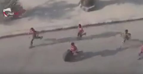 حلب وملحمة كسر الحصار.. أطفال يواجهون مقاتلات "بشار" بحرب الإطارات المحروقة