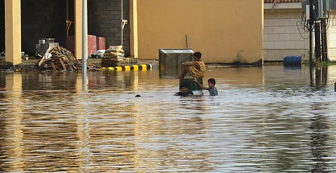 عدسة "سبق" تتجوَّل في أبو عريش .. هنا "أحياء يحاصرها المطر"