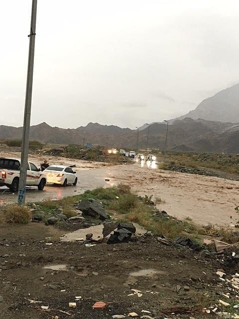 السيول الجارفة تعزل سكان قرى محافظة المخواة اليوم