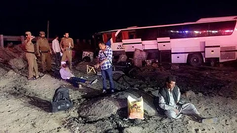 الرياض.. إصابة 40 شخصاً في انقلاب باص على طريق الحجاز
