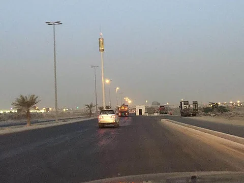 غرفة تتوسط شارعاً رئيساً في جدة وسط المطالبة بإزالتها قبل أن تتسبب في حوادث مرورية