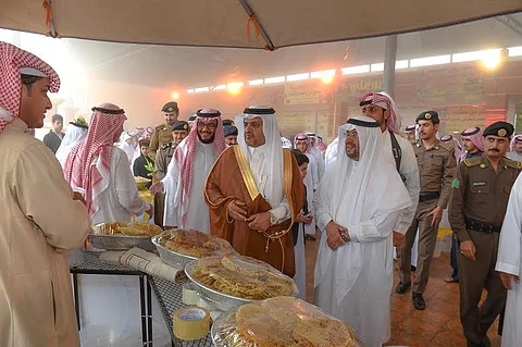 بالصور.. محافظ النماص يدشن مهرجان العسل في عامه الثاني بالسوق الشعبي