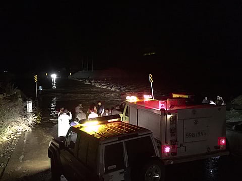 هطول الأمطار بغزارة على "القنفذة".. و"قنونا" يعاود قطع طريق عسير