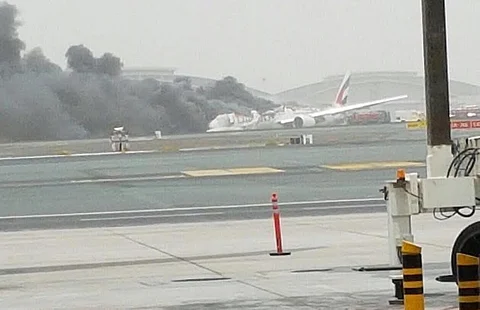 بالفيديو.. لحظة احتراق طائرة "طيران الإمارات" بمطار دبي