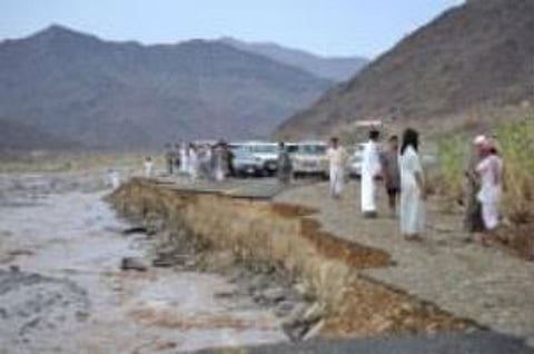 سيل "وادي سلبة" شرق الليث يجرف السيارات ويقطع الكهرباء