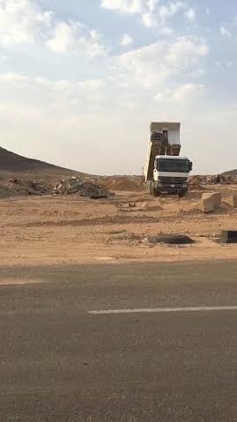 تفاعلاً مع "سبق".. "بلدية عفيف" تكلف فرقة لمتابعة موقع "رمي مخلفات البناء"