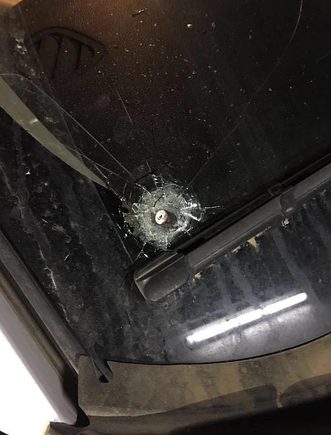 شاهد.. رصاصة طائشة تستقر بزجاج سيارة مواطن بالخرمة ونجاة أطفاله