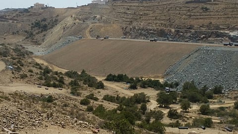 شاهد.. وكيل "النقل" يتفقد مشاريع طرق الباحة ويلوح بالسحب من المقاولين