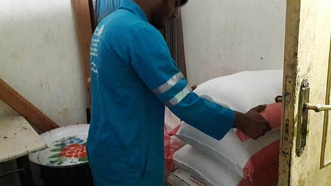 "بلدية جنوب جدة" تحبط توزيع طن من الحلويات الفاسدة