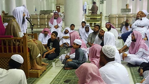 الطالب المالكي يتم حفظ دواوين السنة الـ18 بالمسجد الحرام