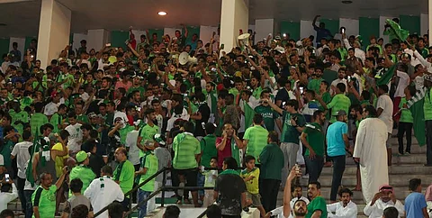 في النادي وفي كورنيش " العروس " .. جماهير ( قلعة الكؤوس ) تسهر حتى الصباح