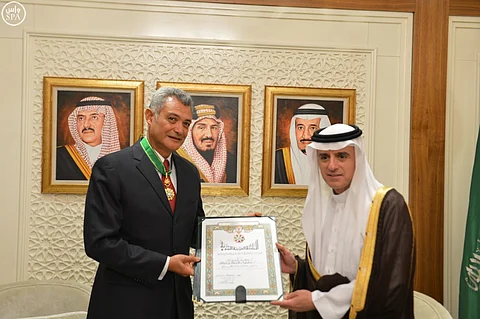 بتوجيه من خادم الحرمين .. "الجبير" يقلد السفير المكسيكي وسام الملك عبدالعزيز
