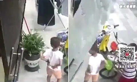 بالفيديو .. سقوط باب زجاجي ضخم على رأس طفل