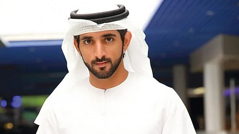 ولي عهد دبي في أبيات أرفقها بصورة لساحل المملكة: "سلمان لو لان الجبل ما لان"