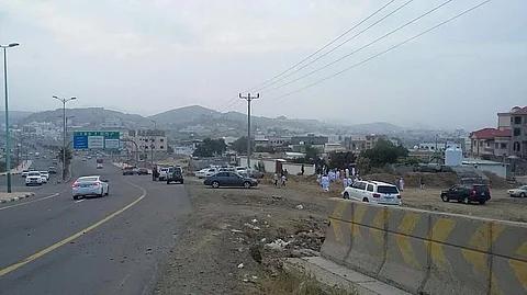 منعطف الباردة.. حوادث مميتة وانزلاق للشاحنات وارتطام بالمنازل