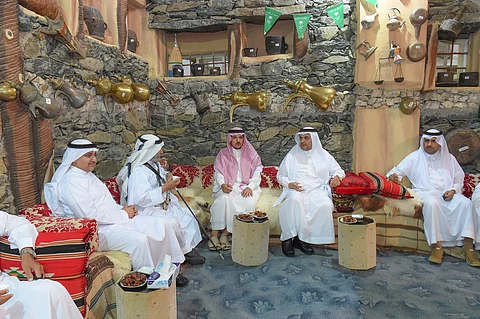 محافظ النماص يزور متحف سالم يحيى التراثي.. وسجل عبارات الشكر لصاحبه