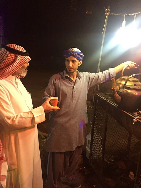 "سبق" تروي حكاية شاب سعودي يبيع الشاي على الجمر في "الهدا"
