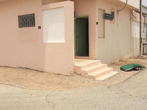 العثور على حارس مدرسة متوفى داخل سكنه في الأفلاج