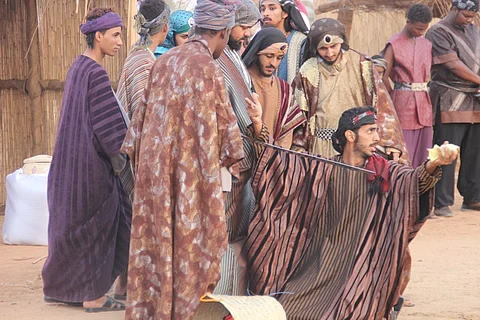 حفاوة دبلوماسية بـ"سوق عكاظ".. قناصل غربيون وعرب زاروها وأشادوا بها