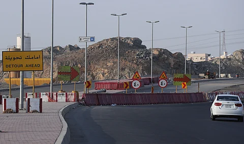 أهالي جدة يستغربون توقف العمل بجسر الأمير فواز منذ أشهر عدة