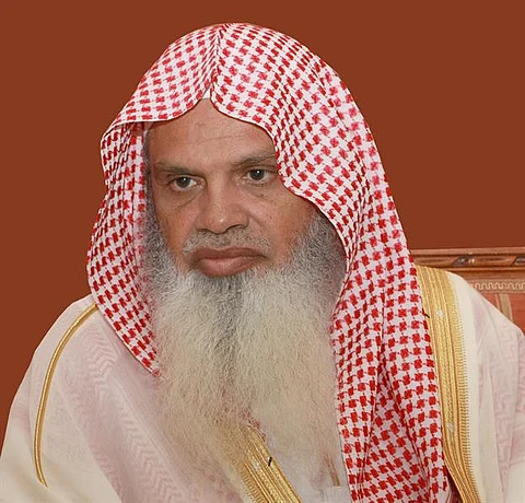 ابن إمام المسجد النبوي "الحذيفي": "أبشِّر الجميع أنَّ والدي بصحة وعافية"