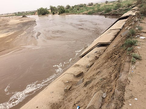 بالصور.. انهيار خرساني لحزام "معترض" صبيا ومطالبات بالتحقيق