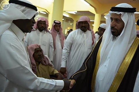 وكيل محافظة محايل عسير يؤدي صلاة الميت على الشهيد العسيري