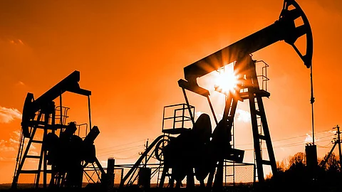 تكهنات متسارعة ترتفع بأسعار النفط.. إشارة السعودية مؤثرة