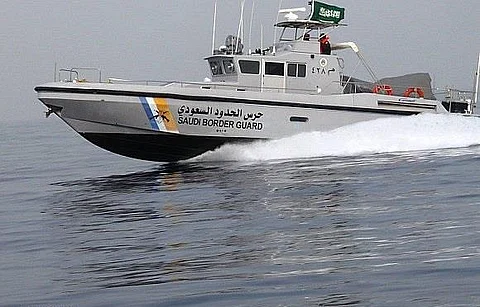 حرس الحدود بعسير ينقذ مواطنين تعطلت واسطتهما البحرية في عرض البحر