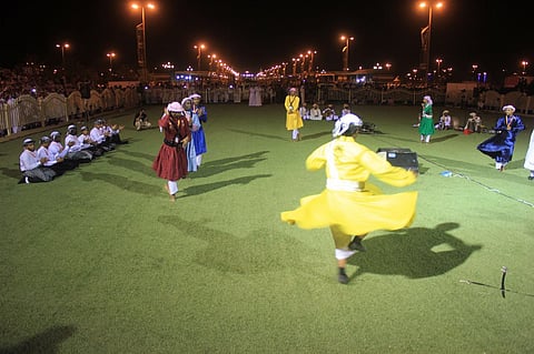 جمهور سوق عكاظ يتفاعل مع فلكلور "جدة"