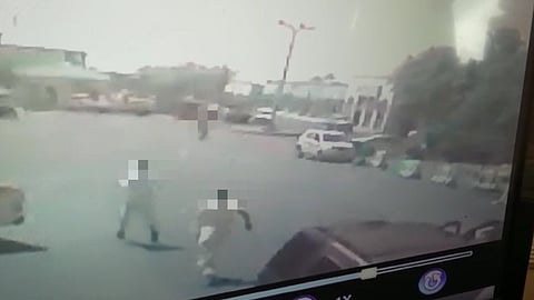 مواطن بتبوك يتعرَّض للسرقة والتهديد بالقتل داخل مواقف السوق الدولي