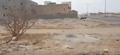 بالفيديو.. مواطن يوثق وجود مقبرة بجوار مخطط سكني في بيشة