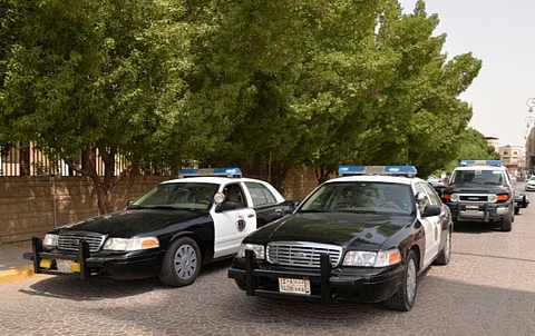 القبض على شخصَيْن بعد مقاومتهما رجال الأمن
