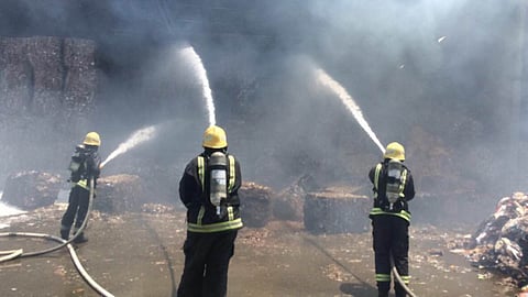 "مدني جدة" يسيطر على حريق بمستودعيْن .. ولا إصابات